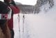 Enorme élan traverse dans la neige profonde devant un groupe de skieurs