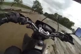 Motard tente de traverser une crue éclair