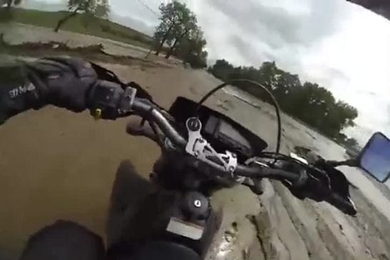 Motard tente de traverser une crue éclair