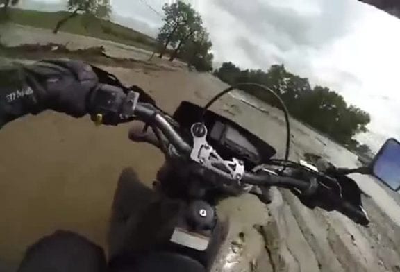 Motard tente de traverser une crue éclair