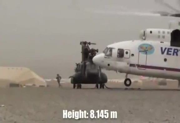 Gigantesque hélicoptère russe soulève un chinook