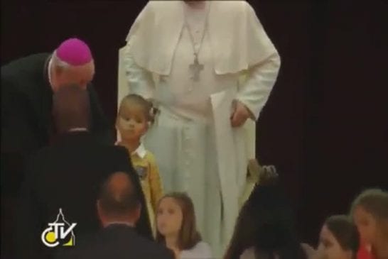 Le pape se fait photobomber par un garçon qui refuse de quitter la scène du Vatican