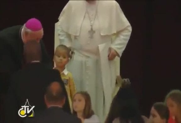 Le pape se fait photobomber par un garçon qui refuse de quitter la scène du Vatican