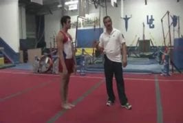 Gymnaste fait un backflip sans sauter