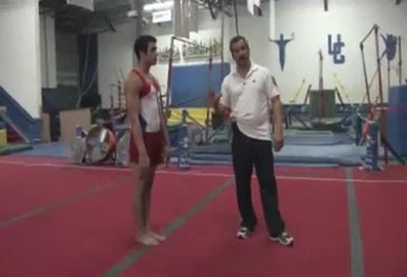 Gymnaste fait un backflip sans sauter