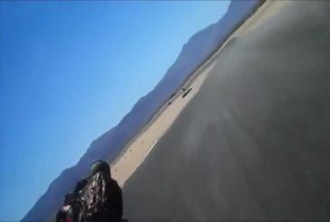 Frotter sa tête sur le sol en roulant en moto