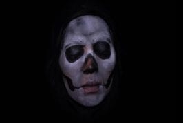 Incroyable maquilleur montre la mort et la renaissance