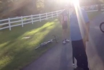 Grand-père enragé attrape un groupe de cyclistes