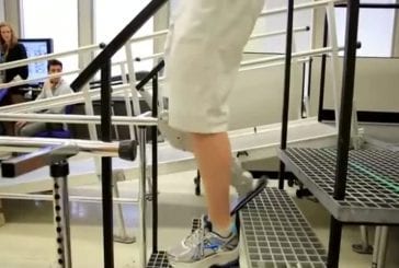 Homme marche avec une jambe robotique contrôlée par le cerveau
