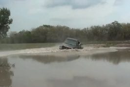Conducteur fou saute en camion dans un étang