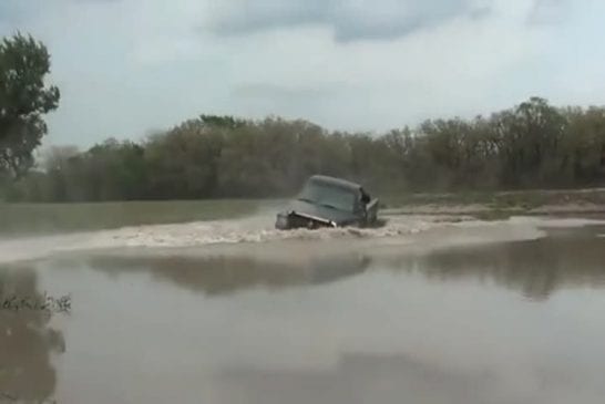 Conducteur fou saute en camion dans un étang