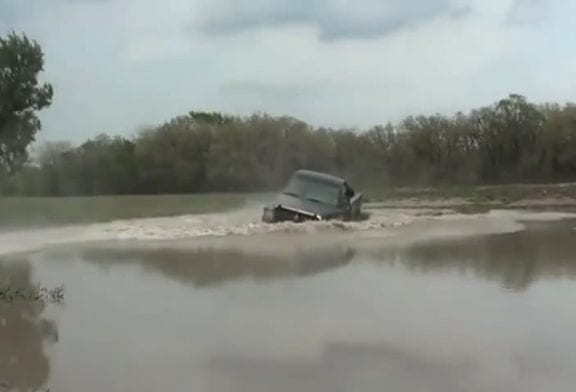 Conducteur fou saute en camion dans un étang