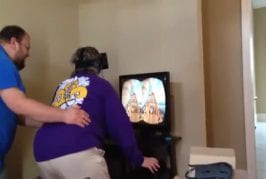 Femme perd son esprit sur le rift oculus