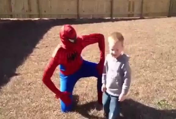 Soldat en costume de spiderman surprend son fils