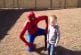 Soldat en costume de spiderman surprend son fils