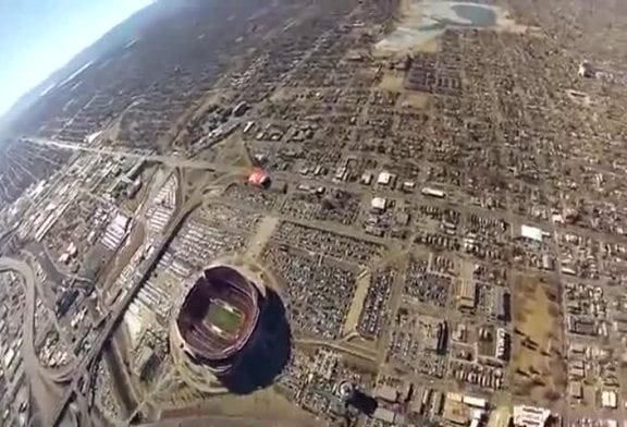 Parachutistes sautent dans un stade de football