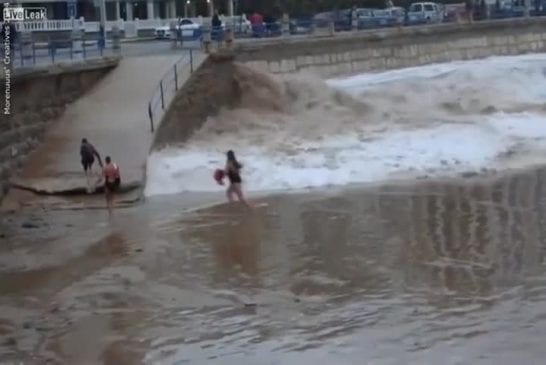 Fille un peu dingue joue avec mère nature et perd