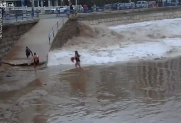 Fille un peu dingue joue avec mère nature et perd