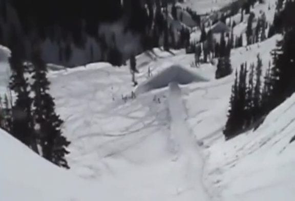 Backflip et atterrissage dans la poudreuse