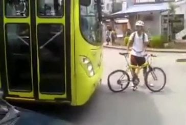 Cycliste paie le prix en voulant jouer avec un bus