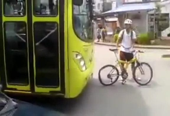 Cycliste paie le prix en voulant jouer avec un bus