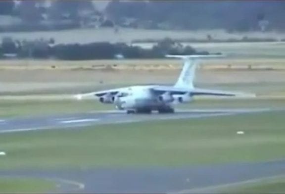 Enorme avion russe IL-76 prend son envol