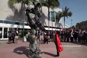 Robot géant se lie d’amitié avec la petite fille au Comic-Con