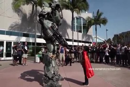 Robot géant se lie d’amitié avec la petite fille au Comic-Con