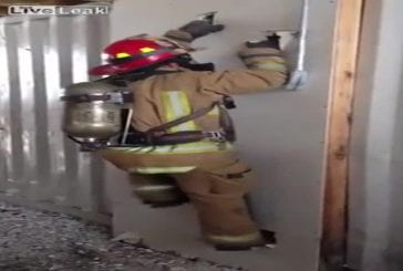 Pompier grimpe sur une plaque de plâtre