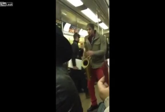 Deux inconnus font une bataille de saxophone dans le métro New-yorkais