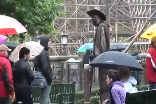 Statue vivante fait peur aux femmes