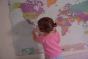 Petite fille connait la carte du monde par coeur