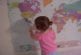 Petite fille connait la carte du monde par coeur