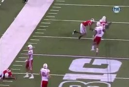 Kenny Bell réalise un blocage par écrasement