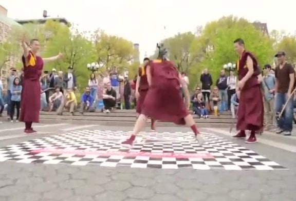 Moines bouddhistes font du break dance