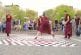 Moines bouddhistes font du break dance