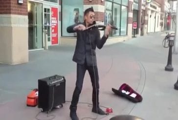 Artiste de rue avec un violon et une pédale d’écho