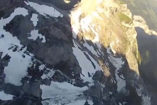 Incroyable vol en wing suit