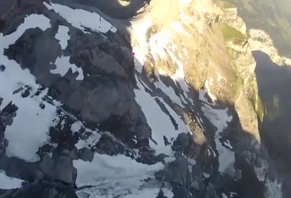 Incroyable vol en wing suit