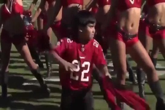 Enfant intrépide rejoint les cheerleaders NFL