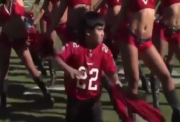 Enfant intrépide rejoint les cheerleaders NFL