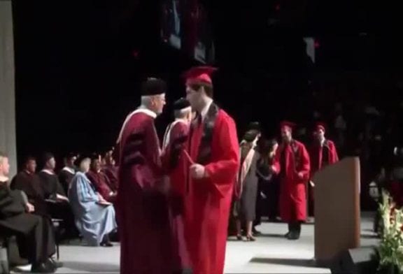 Diplômé d’université réalise un backflip FAIL