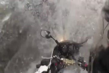 Moto Kawasaki est lavée de manière insolite