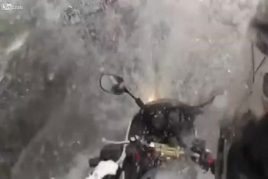 Moto Kawasaki est lavée de manière insolite