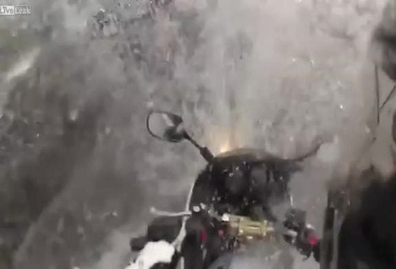 Moto Kawasaki est lavée de manière insolite