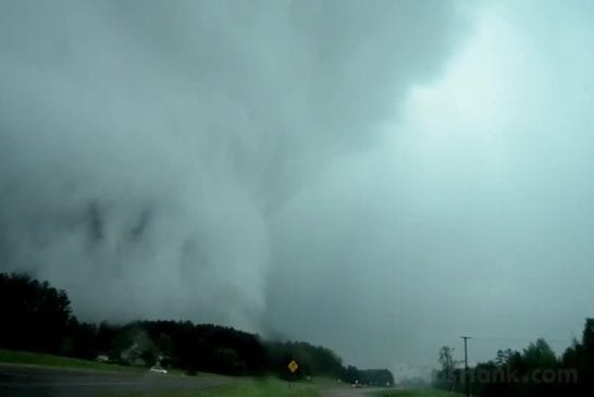 Enorme tornade qui arrive sur Louisville Mississippi