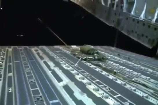 Camions militaires balancés d’un avion pendant la nuit