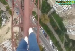 Grimper sur une grue de 500 pieds