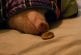 Placer furtivement un biscuit sous le nez d’un cochon endormi
