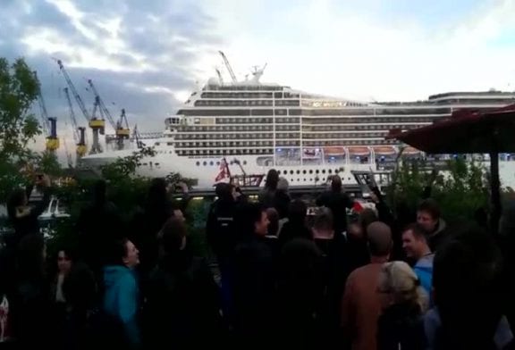 Bateau de croisière joue Seven Nation Army avec ses sirènes